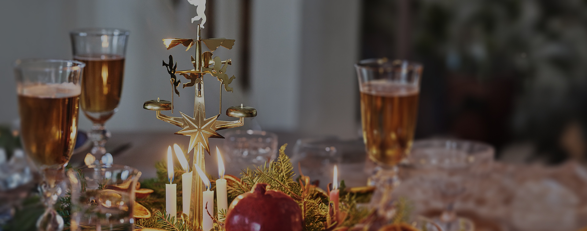 Festlig matbord med änglespel i mitten och champagne glas runt om